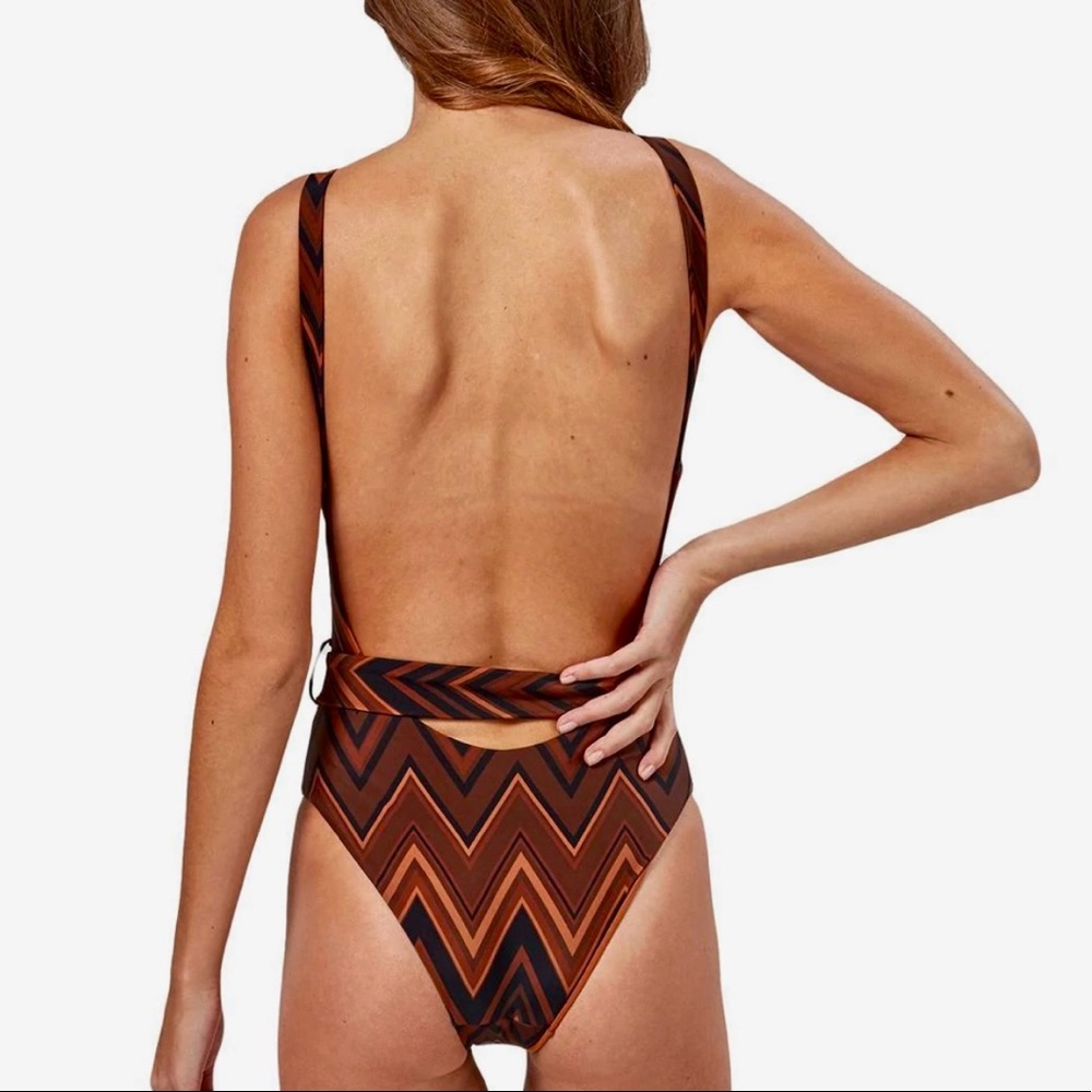 CHARLIE HOLIDAY || Malibu OpenBack Belted OnePiece Swimsuit in Brown Geo - SZ XS